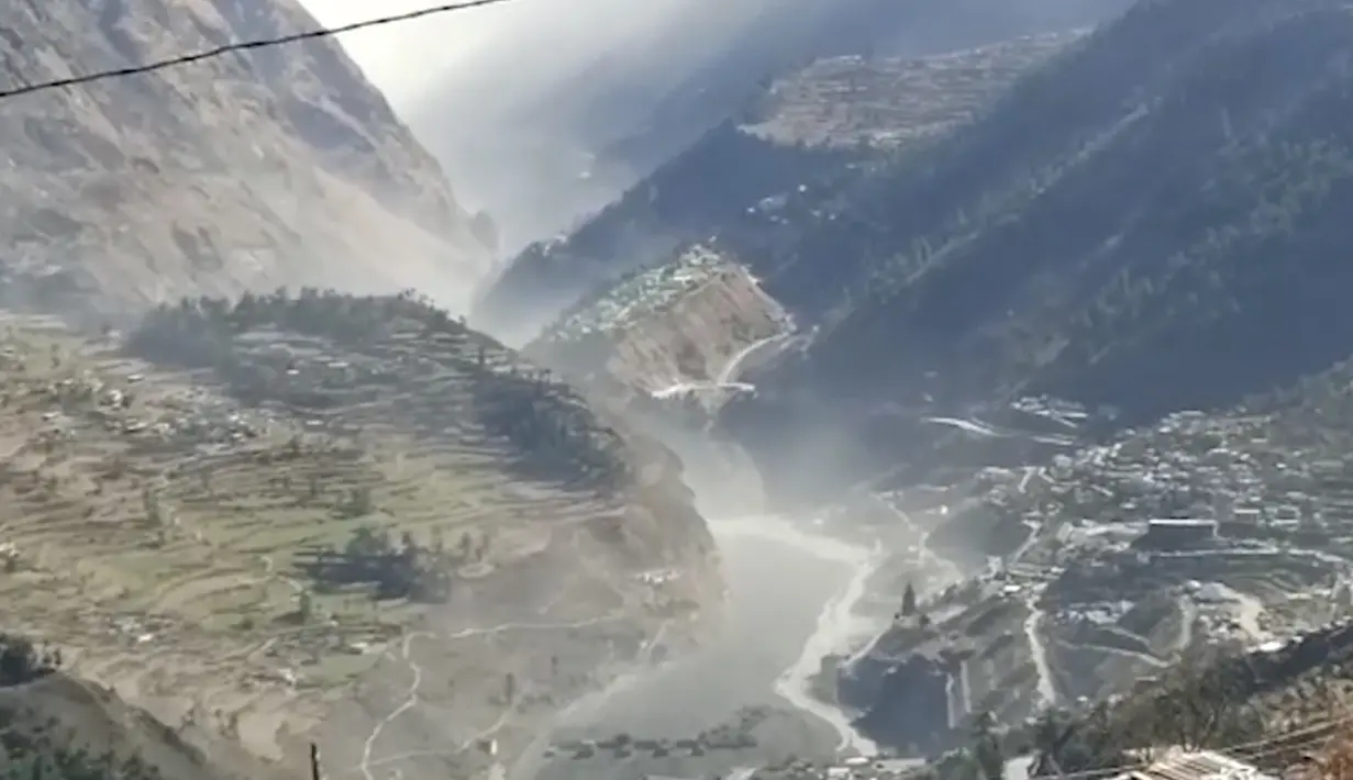 Gambar dari vidio menunjukkan banjir besar, lumpur, dan puing-puing yang mengalir di Distrik Chamoli setelah sebagian gletser Nanda Devi terputus di Tapovan di Uttarakhand, India (7/2/2021). Gletser di Himalaya dikabarkan pecah dan menyapu proyek pembangkit listrik hidro . (KK Productions via AP)