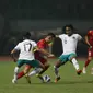 Pemain Timnas Indonesia U-19, Ronaldo Kwateh (kanan) berusaha merebut bola dari pemain Vietnam&nbsp;saat laga Grup A Piala AFF U-19 2022 antara Timnas Indonesia U-19 melawan Timnas Vietnam U-19 di Stadion Patriot Candrabhaga, Bekasi, Jawa Barat, Sabtu (02/07/2022). (Bola.com/Ikhwan Yanuar)