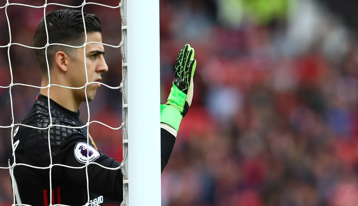 Kiper Manchester United, Joel Pereira, memberikan instruksi kepada rekan-rekannya saat melawan Crystal Palace pada laga Premier League di Stadion Old Trafford, Inggris, Minggu (21/5/2017). MU menang 2-0 atas Palace. (EPA/Tim Keeton)