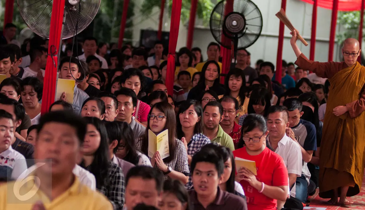 Suasana perayaan Hari Trisuci Waisak di Wihara Ekayana Arama-Indonesia Buddhist Center, Tanjung Duren, Jakarta, Kamis (11/5). (Liputan6.com/Gempur M Surya)