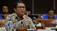 Menkominfo Rudiantara menghadiri Rapat Kerja dengan Komisi I DPR di Kompleks Parlemen, Senayan, Jakarta, Senin (18/4). Rapat tersebut salah satunya membahas mengenai laporan izin penyelenggaraan stasiun TV dan radio di Indonesia (Liputan6.com/Johan Tallo)