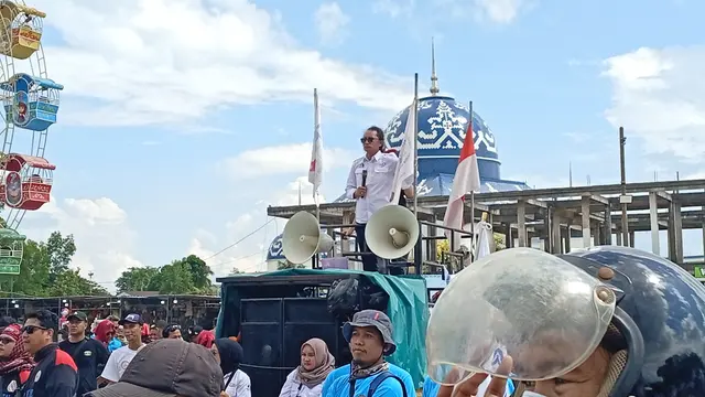 Aksi Buruh dari FSPMI mengelar MY Day dengan penyerahan petisi ke Walikota, Anggota DPR serta orasi kecil dan membagikan bahan pokok di Lokasi dataran Islamic Center