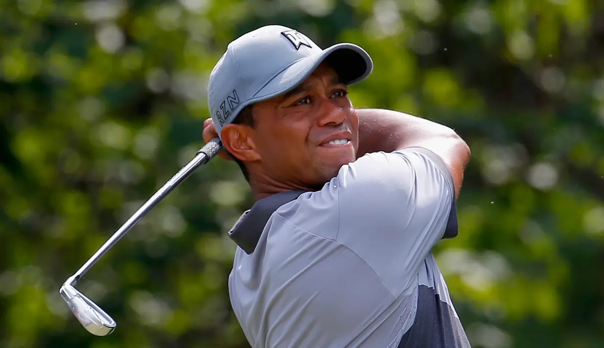 Atlet golf profesional Tiger Woods memiliki hobi memancing ikan di laut dengan tombak atau ‘spear fishing’. Banyak orang mengira golf adalah hobinya sehingga membuat ia menjadi atlet golf profesional. (AFP/Bintang.com)