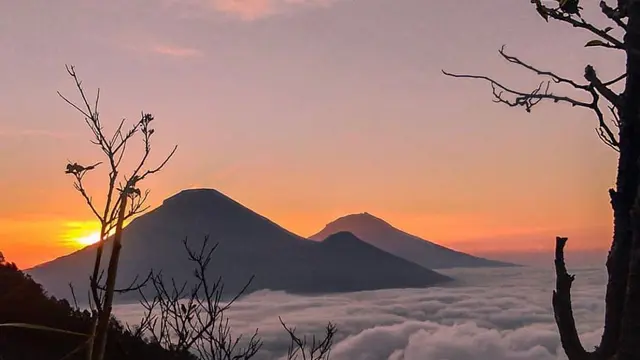 Gunung Bismo atau Gunung Bisma di Jawa Tengah dekat dari Dieng dulunya bekas gunung api