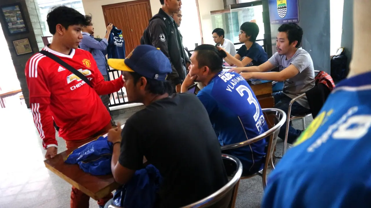 Suasana penjualan jersey Persib Bandung