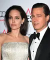 Brad Pitt-Angelina Jolie dapatkan peran suami istri di film 'Mr and Ms Smith'.  Keduanya memiliki chemistry yang kuat sehingga para penggemar berharap keduanya menikah. Kini Brad and Angelina menikah. (AFP/Bintang.com) 