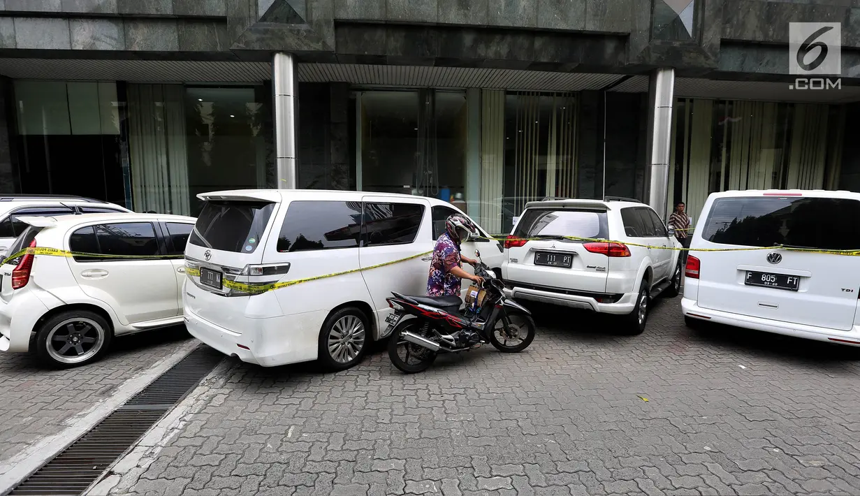 Mobil milik bos PT First Travel Andika Surachman dan Anniesa Desvitasari Hasibuan terpasang garis polisi di Bareskrim Polri, Gedung KKP, Jakarta, Jumat (25/8). Mobil itu disita terkait kasus penggelapan dan penipuan jemaah umrah (Liputan6.com/Johan Tallo)