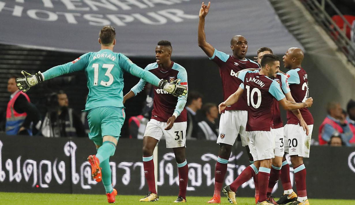 Para pemain West Ham United merayakan kemenangan atas Tottenham Hotspur pada laga Piala Liga Inggris di Stadion Wembley, Rabu (25/10/2017). West Ham United menang 3-2 atas Tottenham Hotspur. (AP/Kirsty Wigglesworth)