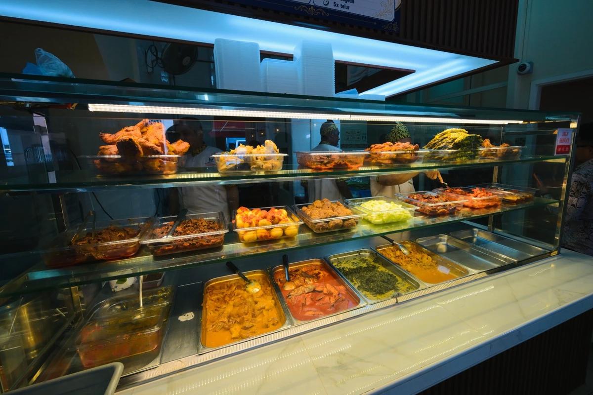 Menteri Ekraf Teuku Riefky Harsya Resmikan Restoran Masakan Padang di Singapura
