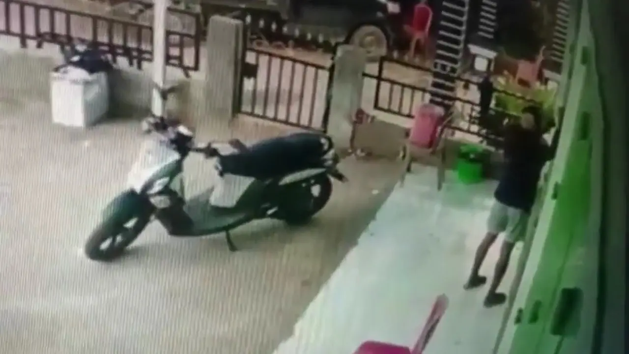 Aksi pelaku pencurian di Kota Kendari, viral di media sosial usai terekam di CCTV.(Liputan6.com/Ahmad Akbar Fua)