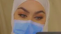 Fatimah Adelwan, makeup artist asal Irak yang tuai kritikan dari warganet yang buat tutorial menggunakan masker antivirus corona Covid-19 (Dok.Instagram/@fatimaadelwan/https://www.instagram.com/p/B9Us6JcFRk5/Komarudin)