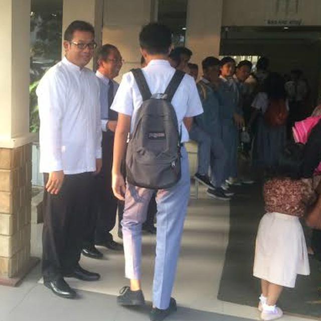 20+ Inspirasi Gambar Sketsa Anak Bersalaman Dengan ...