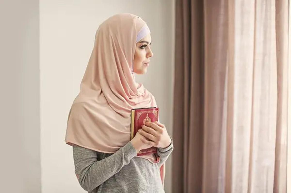 Menyendiri atau Bergaul, Mana yang Lebih Utama bagi Seorang Muslimah?