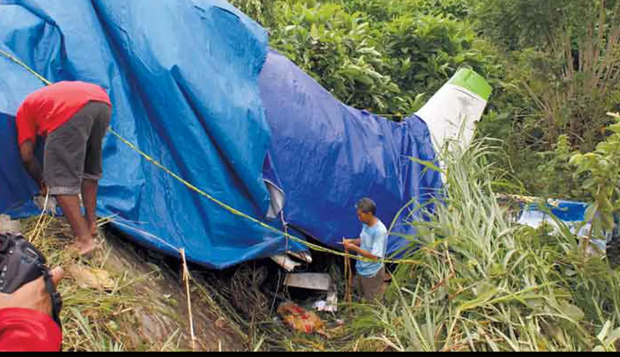 9 April - Sebuah pesawat misi milik maskapai penerbangan Advent yang berjenis Cessna sekitar pukul 10.00 WIT jatuh ketika hendak lepas landas menuju Dekai, Papua, menyebabkan dua orang tewas dan lima lainnya luka-luka cukup serius. (Istimewa)