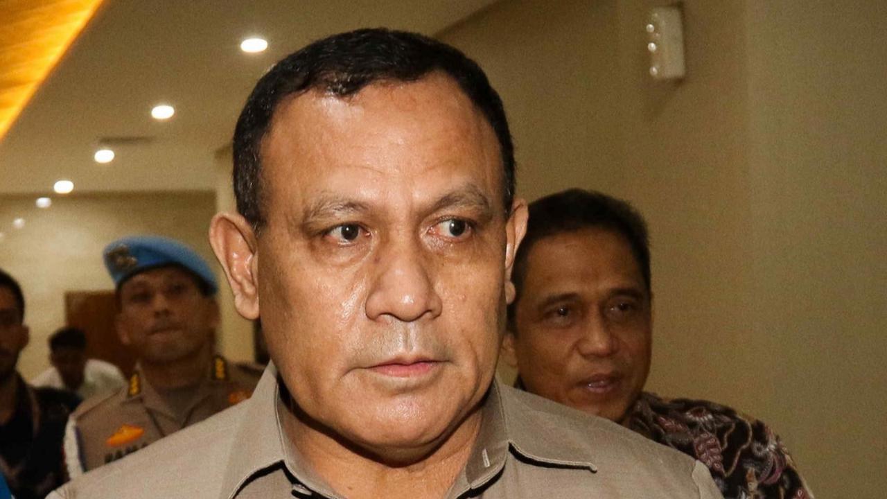 Ketua nonaktif KPK Firli Bahuri berjalan dengan pendampingan sejumlah pengawal seusai menjalankan pemeriksaan di Bareskrim Polri, Jakarta, Rabu (27/12/2023) malam.