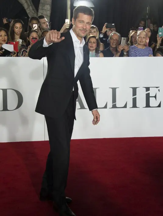 Setelah berpisah dari Angelina Jolie, ini merupakan ajang penghargaan pertama untuk Pitt. Kehadiran yang tidak disangka itu memang membuat para sahabatnya terkejut. Tersiar kabar, sebelumnya tak ada rencana Pitt untuk hadir. (AFP/Bintang.com)