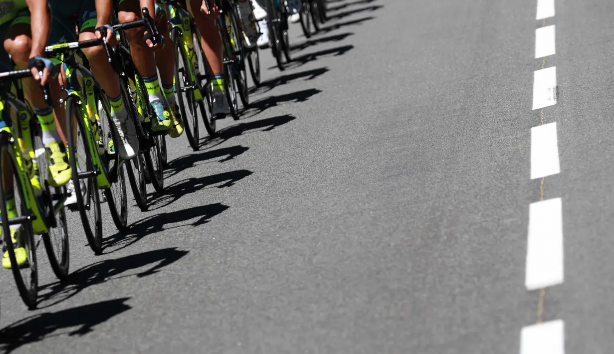 Bayangan para pebalap memacu sepeda pada ajang Tour de France dengan jarak 216 km dengan jarak antara Limoges dan Le Lioran, (6/7/2016). (AFP/Kenzo Tribouillard)