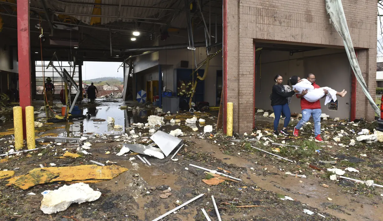 Sistem badai monster merobek Selatan dan Barat Tengah pada hari Jumat, menghasilkan tornado mematikan yang menghancurkan rumah dan pusat perbelanjaan di Arkansas dan meruntuhkan atap teater selama konser heavy metal di Illinois. (Staci Vandagriff/Arkansas Democrat-Gazette via AP)