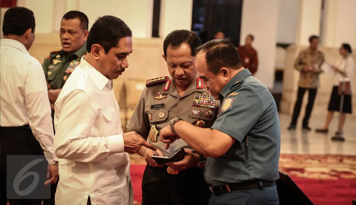 Kapolri Tito Karnavian (tengah), Kepala Staf Angkatan Laut (Kasal) Laksamana TNI Ade Supandi (kanan)hadir rapat koordinasi dengan Pangdam-Kapolda serta perwira tinggi TNI-Polri di Istana Negara, Jakarta, Senin (24/10). (Liputan6.com/Faizal Fanani)