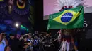 Rosie Oliveira dari Amazonas memegang bendera nasional Brasil dengan tulisan "Temer out" (referensi untuk Presiden Brasil Michel Temer) selama kontes Miss Bumbum Brazil 2017 di Sao Paulo (7/11). (AFP PHOTO/Nelson Almeida)