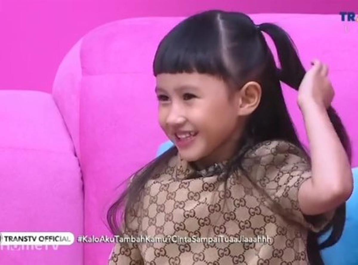 Ikut Tren Korea Kenakan Syal di Kepala, Ayu Ting Ting Kena Protes Anak Kartika Putri: Pakai Kerudungnya yang Bener Dong