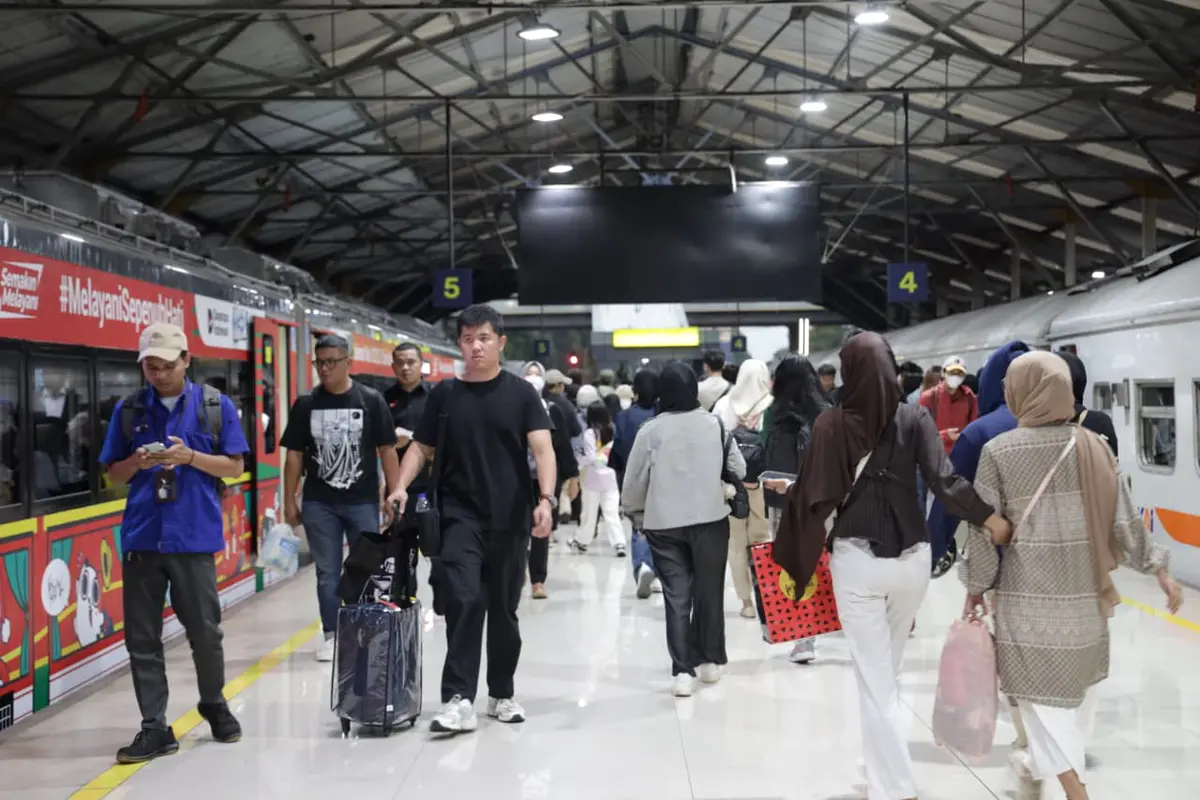 Penumpang kereta api tujuan Bandung