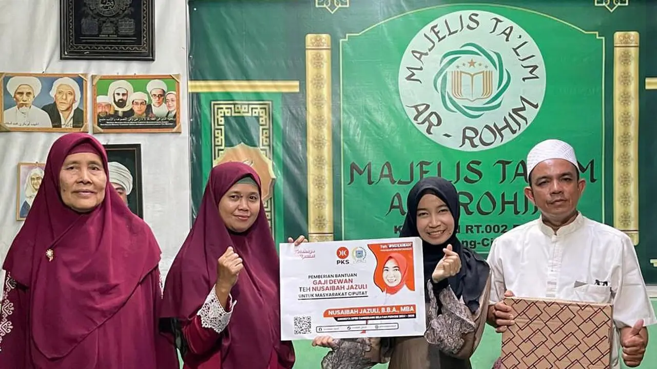 Anggota DPRD Tangerang Selatan (DPRD Tangsel) Nusaibah Jazuli menyerahkan gajinya sebagai Anggota DPRD Tangsel untuk dibagikan kepada warga masyarakat secara bergiliran.