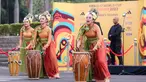 Trophy Experience Piala Dunia U-17 2023 disambut meriah oleh warga Kabupaten Bandung di Plaza Upakarti, Soreang, Kabupaten Bandung, Minggu (22/10/2023) sore WIB. Ribuan masyarakat yang terdiri dari anak-anak dari berbagai Sekolah Sepak Bola (SSB), pesilat, santri dan santriwati, hingga penggemar sepak bola tumpah ruah dalam kegiatan yang diisi dengan arak-arakan menggiring dua buah bola raksasa yang dimulai dari gedung Budaya Soreang hingga Plaza Upakarti. Acara yang dihadiri oleh Bupati Kabupaten Bandung, Dadang Supriatna serta Waketum PSSI, Ratu Tisha Destria juga diisi dengan berbagai macam kesenian tradisional Jawa Barat. (Bola.com/Bagaskara Lazuardi)