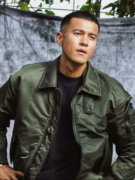 "Pertama kali ketemu, pasti menarik. Tapi setiap orang punya rahasia dan saat perlahan-lahan mulai kelihatan, apakah lo sanggup?" Jelas Herjunot Ali. (Instagram/herjunotali.studio)