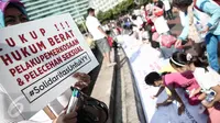 Aktivis menggelar aksi solidaritas untuk Yuyun disela car free day di Bundaran HI Jakarta, Minggu (8/5). Pada kegiatan itu, pengunjung menandatangani spanduk sebagai bentuk kekecewaan atas kekerasan seksual yang menimpa Yuyun. (Liputan6.com/Faizal Fanani)