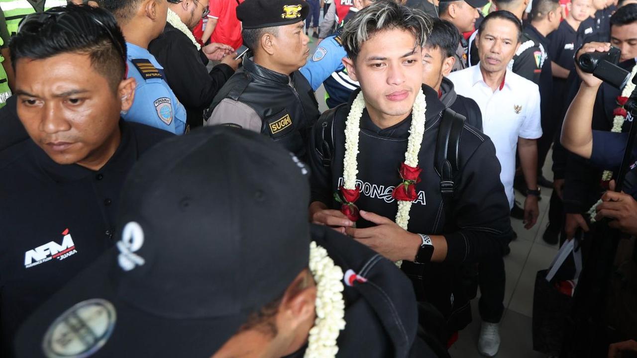 Timnas Indonesia U-23 memakai kalung bunga sebagai sambutan selamat datang di Tanah Air, setibanya di Terminal 3 Bandara Soekarno-Hatta, Sabtu (11/5/2024). Kedatangan tim asuhan Shin Tae-yong di Tanah Air ini mendapat sambutan antusias dari sekelompok sup