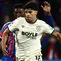 Gelandang West Ham United asal Portugal bernomor punggung 18, Mateus Fernandes, berlari membawa bola selama pertandingan Liga Inggris antara Crystal Palace dan West Ham United di Selhurst Park, London selatan, pada 20 April 2026. (Henry NICHOLLS/AFP)