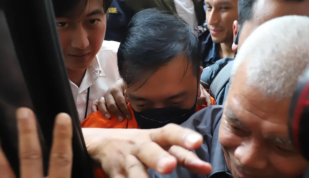 Tersangka kasus dugaan tindak pidana pencucian uang PT Asabri-Krakatau Steel, Don Ritto, tiba di Gedung Bundar Jampidsus, Kejaksaan Agung, Jakarta, Jumat (17/7/2026). (KLY/Arie Basuki)