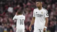 Pemain depan Real Madrid asal Prancis #09, Kylian Mbappe, bereaksi selama pertandingan Liga Spanyol antara Athletic Club Bilbao dan Real Madrid CF di stadion San Mames di Bilbao, Kamis dini hari WIB (5/12/2024). (ANDER GILLENEA/AFP)