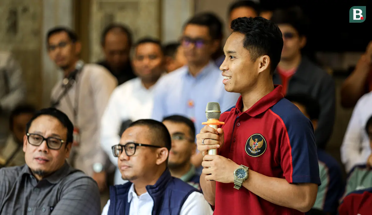 Kapten Timnas futsal Indonesia, M Iqbal Rahmatullah memberikan sambutan saat acara audiensi dengan Menpora yang berlangsung di Kemenpora, Senayan, Jakarta, Selasa (12/11/2024) WIB. (Bola.com/Bagaskara Lazuardi)