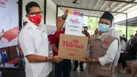 Menparekraf Sandiaga Uno merayakan HUT ke-76 RI dengan membagikan paket sembako di Jakarta Barat. (Foto: Istimewa)