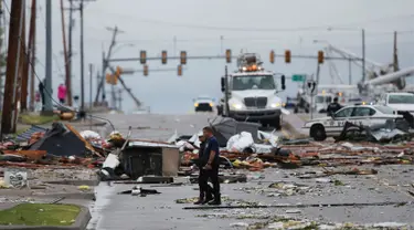 Puing-puing sisa badai menutupi jalan utama di Tusla, Oklahoma, Minggu (6/8). Badai tornado menghancurkan pertokoan di pusat kota bisnis Oklahoma, Minggu (6/8) waktu setempat. Akses jalan ditutup sementara usai badai reda. (Tulsa World via AP/Tom Gilbert)