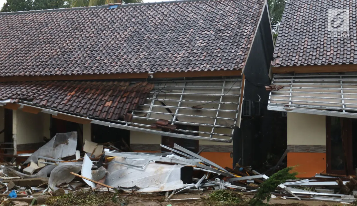 Sebuah rumah yang rusak akibat terjangan tsunami Selat Sunda di Carita, Banten, Selasa (25/12). Akibat tsunami yang melanda kawasan tersebut menyebakan ratusan rumah dan mobil rusak. (Liputan6.com/Angga Yuniar)
