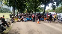 Sebuah mobil Nissan Terrano warna hitam tertinggal di sekitar rumah Susilo Bambang Yudhoyono (SBY) di kawasan Kuningan, Jakarta Selatan. Diduga mobil tersebut mengangkut logistik untuk massa yang berunjuk rasa di rumah presiden ke-6 RI itu.