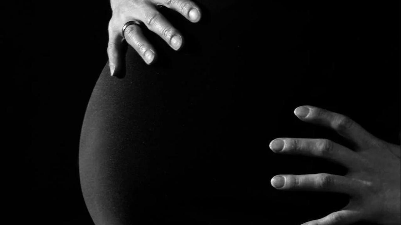 "Wanita hamil usia 40 tahun menghadapi berbagai resiko keguguran dan cacat lahir, atau akan mengalami anomali kromosom seperti down syndrome," ucap Karen Thies, DO, seorang Health Care Obstetrician di MU Health.