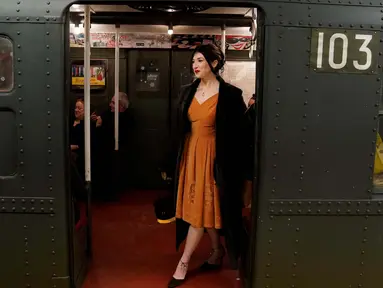 Seorang wanita berdiri sambil menaiki Kereta Nostalgia Liburan di New York, Amerika Serikat pada Minggu 8 Desember 2024. (TIMOTHY A. CLARY/AFP)