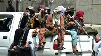 Pasukan Taliban berjaga di luar Bandara Internasional Hamid Karzai, Kabul, Afghanistan, 31 Agustus 2021. Taliban menguasai Bandara Kabul setelah Amerika Serikat menarik semua pasukannya dari Afghanistan. (WAKIL KOHSAR/AFP)