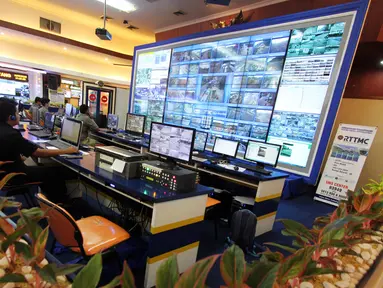 Petugas memantau layar monitor arus lalu-lintas di ruang pusat kontrol arus mudik di Jakarta (15/7/2015). Ruang kontrol ini mengamati jalan utama, bandara, stasiun kereta api dan pelabuhan laut yang digunakan para pemudik. (Liputan6.com/Helmi Afandi)