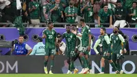 Selebrasi para pemain Timnas Arab Saudi setelah striker Abdullah Radif (kiri) mencetak gol ke gawang Korea Selatan pada laga babak 16 besar Piala Asia 2023 di Education City Stadium, Al Rayyan, Qatar, Rabu (31/1/2024) dini hari WIB. (AP Photo/Thanassis Stavrakis)