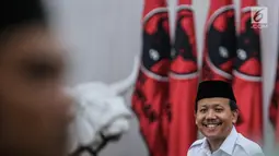 Sekda Jabar, Iwa Karniwa saat di kantor DPP PDIP, Jakarta, Jumat (7/7). Iwa mendaftarkan diri sebagai Cagub Jabar untuk Pilkada 2018 melalui PDIP dengan didampingi sekitar 50 massa pendukung dari elemen se Jawa Barat. (Liputan6.com/Faizal Fanani)