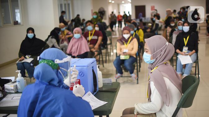 Petugas medis akan menyuntikkan vaksin Coronavac kepada tenaga kesehatan di Rumah Sakit Darurat Covid-19 Wisma Atlet Kemayoran, Jakarta, Rabu (20/1/2021). Sebanyak 2.630 tenaga kesehatan di RSD Wisma Atlet divaksinasi Covid-19 secara bertahap. (Liputan6.com/Fery Pradolo)