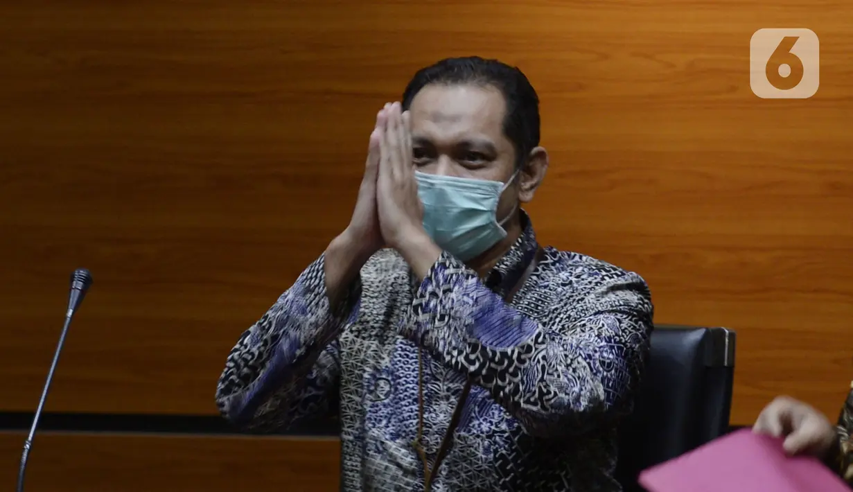 Wakil Ketua KPK Nurul Ghufron memberi isyarat saat menyampaikan keterangan terkait penangkapan mantan Sekretaris MA Nurhadi dan menantunya Rezky Hebriyono di Gedung KPK, Jakarta, Selasa (2/6/2020). KPK menahan Nurhadi dan Rezky yang jadi DPO sejak pertengahan Februari 2020. (merdeka.com/Dwi Narwoko)