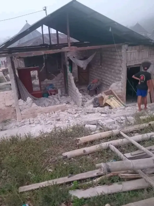 Kerusakan di Maumere akibat gempa M7,0 Guncang NTT