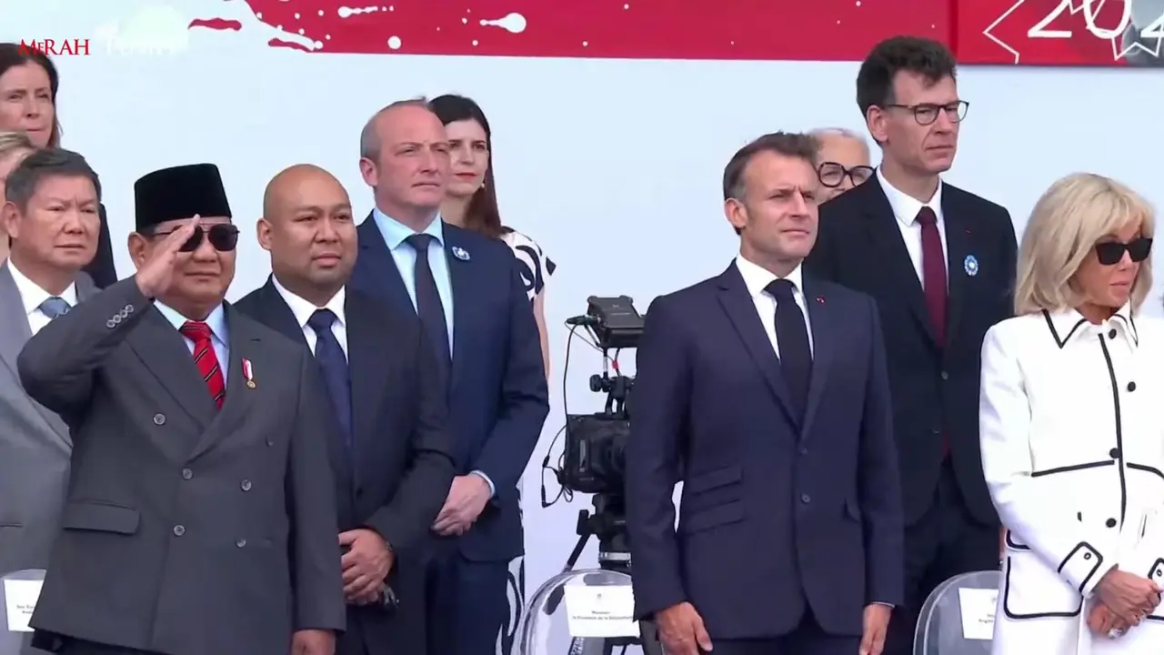 Presiden Prabowo Subianto memberikan salam hormat kepada kontingen Indonesia saat tampil pada peringatan Bastille Day atau Hari Nasional Prancis di Paris, Senin (14/7/2025).