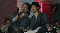 Penyanyi Ipank dan gitaris Ridho tampil membawakan theme song Torabika Soccer Championship 2016 di Hotel Mulia, Jakarta, Senin (18/4/2016). TSC diikuti 18 klub sepakbola professional se-Indonesia. (Liputan6.com/Helmi Fithriansyah)